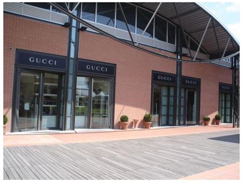 Shopping tour degli Outlet del Lusso Prada Space e Gucci The Mall